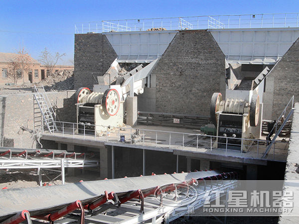 顎式破碎機(jī)破碎現(xiàn)場