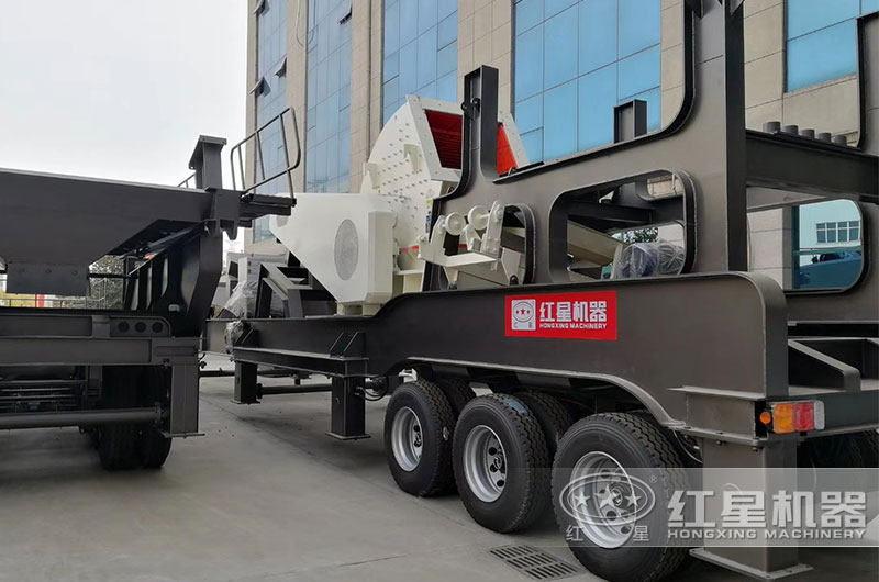 移動(dòng)錘式破碎機(jī)發(fā)貨，移動(dòng)靈活，轉(zhuǎn)場(chǎng)方便，效率高