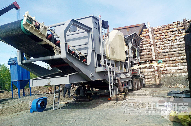 移動(dòng)式石料生產(chǎn)線現(xiàn)場(chǎng)，配置輪胎式