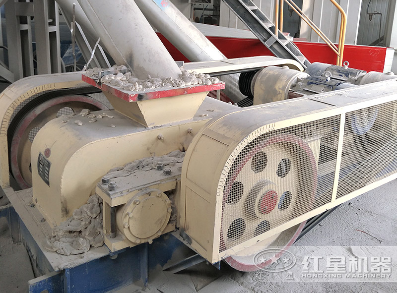 時(shí)產(chǎn)50噸對(duì)輥破碎機(jī)作業(yè)現(xiàn)場