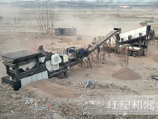 江西車載移動青石破碎制砂機(jī)作業(yè)現(xiàn)場 江西車載移動青石破碎制砂機(jī)作業(yè)現(xiàn)場