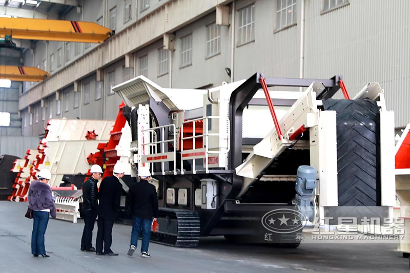 客戶進(jìn)流動碎石機(jī)生產(chǎn)車間實(shí)際考察