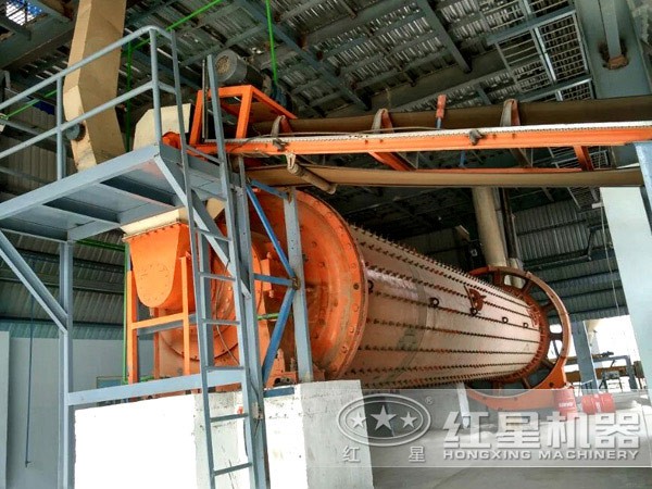 大型球磨機(jī)作業(yè)現(xiàn)場