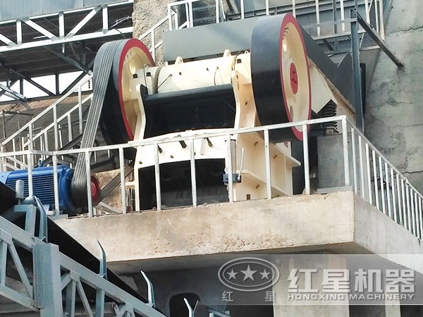 鄂式碎石機作業(yè)現場 鄂式碎石機作業(yè)現場