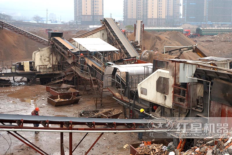 移動(dòng)破碎站作業(yè)現(xiàn)場