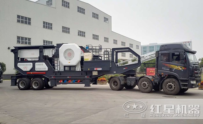 小型移動(dòng)石子破碎機(jī)車頭牽引即可行走、方便省事