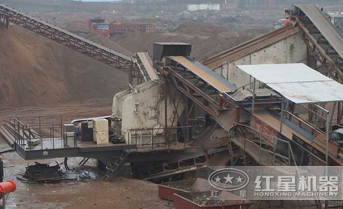 小型移動建筑垃圾破碎機(jī)現(xiàn)場