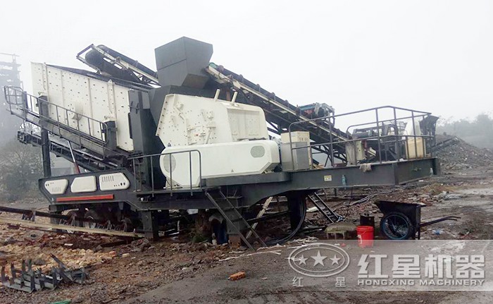 輪胎裝置的流動(dòng)石頭破碎機(jī)作業(yè)現(xiàn)場(chǎng) 輪胎裝置的流動(dòng)石頭破碎機(jī)作業(yè)現(xiàn)場(chǎng)
