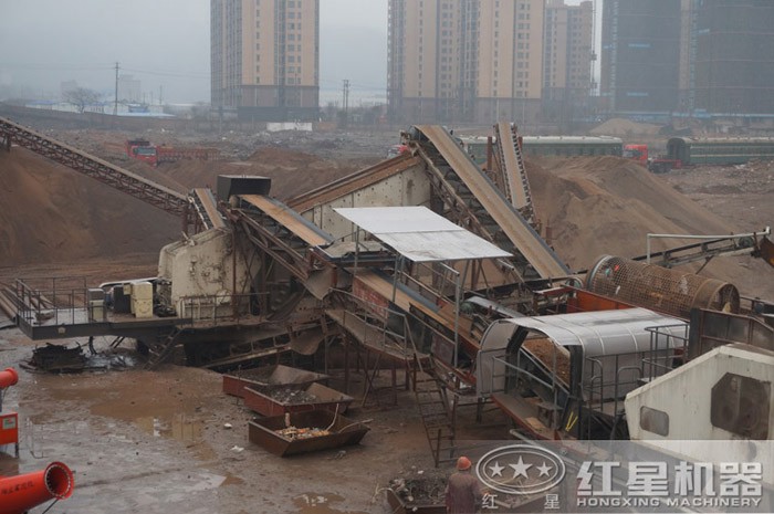 廢舊水泥塊移動式粉碎機工作現(xiàn)場 廢舊水泥塊移動式粉碎機工作現(xiàn)場