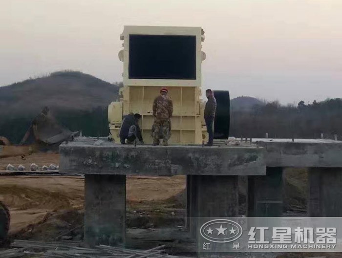 礦渣重型錘破安裝現(xiàn)場(chǎng) 礦渣重型錘破安裝現(xiàn)場(chǎng)