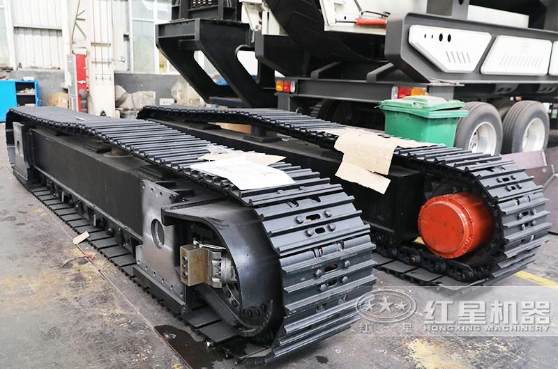 移動機制砂生產(chǎn)設備的履帶驅(qū)動裝置