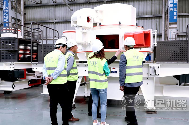客戶來紅星參觀制砂機(jī)，考察廠區(qū)