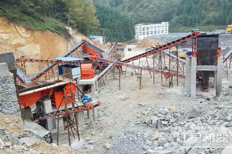 石頭破碎現(xiàn)場，處理中等硬度物料