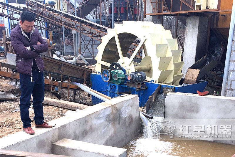 設(shè)置蓄水池，加入絮凝劑可實現(xiàn)水循環(huán)，環(huán)保