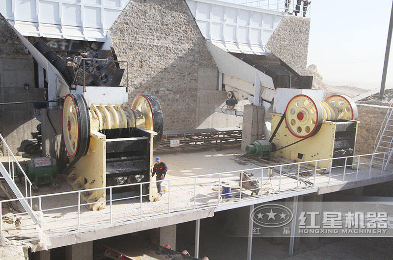 大型花崗巖細(xì)顎破碎機(jī)現(xiàn)場