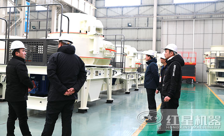 紅星石子制砂機(jī)廠區(qū)內(nèi)，客戶正在參觀