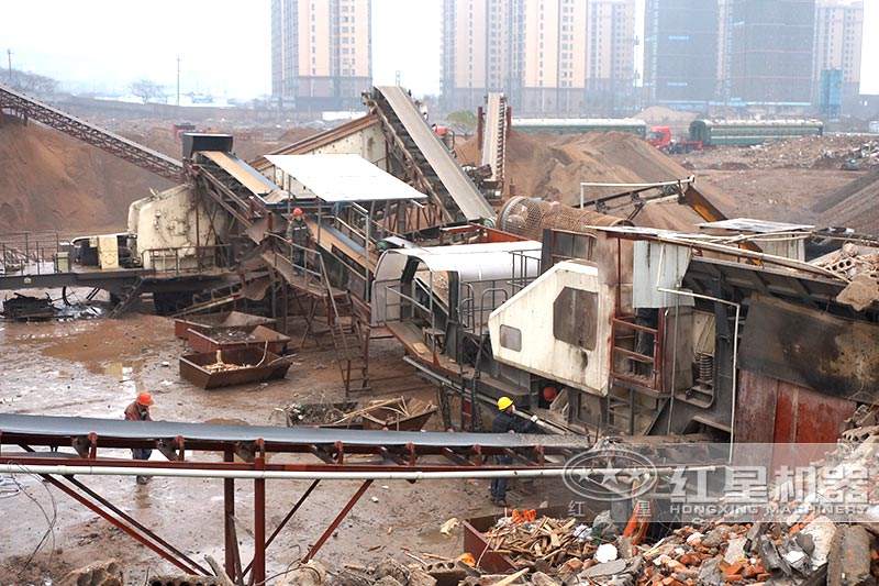 山東煙臺(tái)流動(dòng)式粉碎機(jī)加工現(xiàn)場(chǎng)