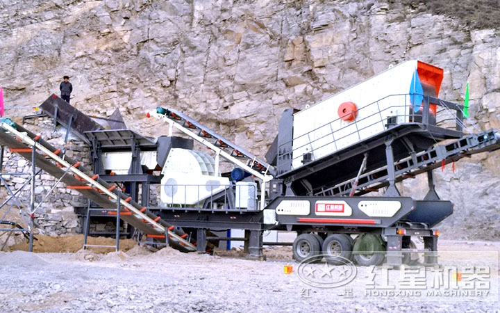 輪式自行重錘式破碎機(jī)械車作業(yè)現(xiàn)場(chǎng)，山東客戶，時(shí)產(chǎn)120噸