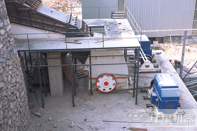 錘式破碎機(jī)作業(yè)現(xiàn)場