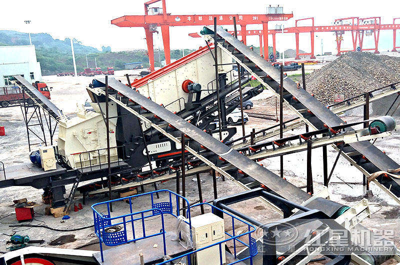 移動式制砂生產(chǎn)線設(shè)備掛上車頭就能跑，便于轉(zhuǎn)場