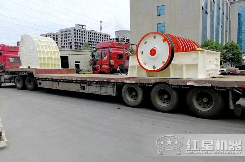 小型破碎機裝車完畢，等待發(fā)貨