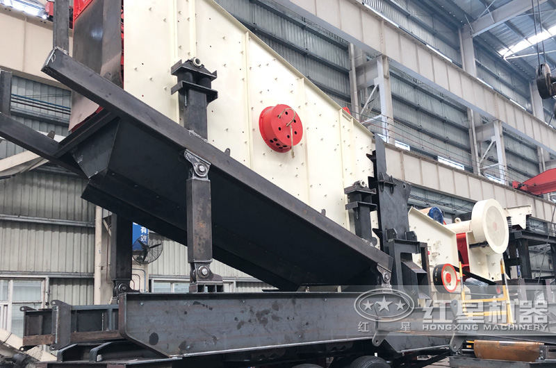 移動(dòng)破碎篩分一體機(jī)，圖為搭載反擊破和振動(dòng)篩