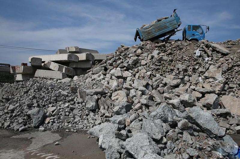 堆積如山的廢棄磚渣、磚塊