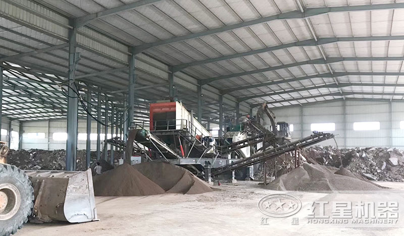 紅星機器客戶小型流動磨砂機現(xiàn)場